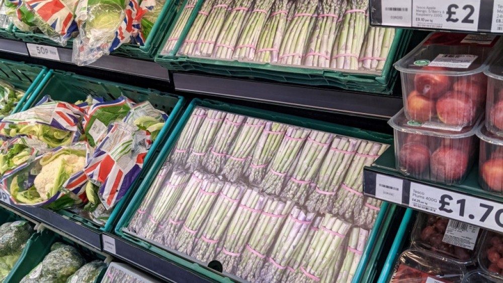 Magazinele din Marea Britanie pun acum fotografii cu alimente pe rafturile rămase goale ca efect al Brexit-ului